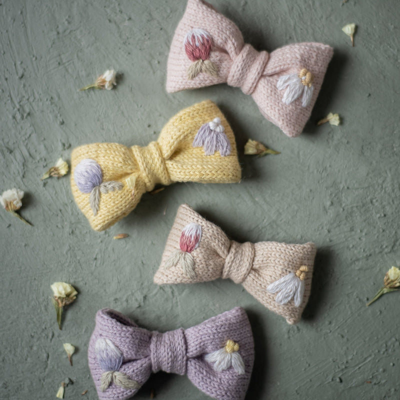 Floral knitted hairbow - Oats