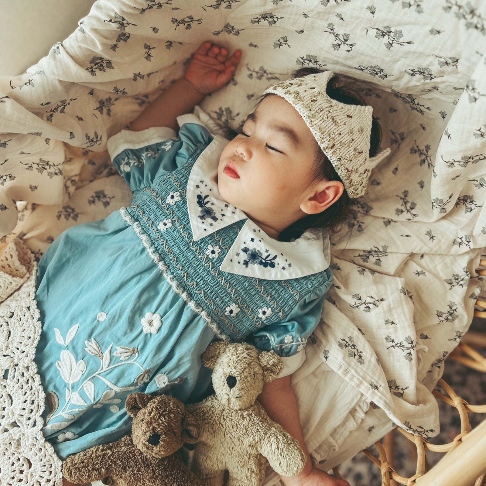 Mima Romper – Babywear with Collar & Floral Embroidery | Dove Blue