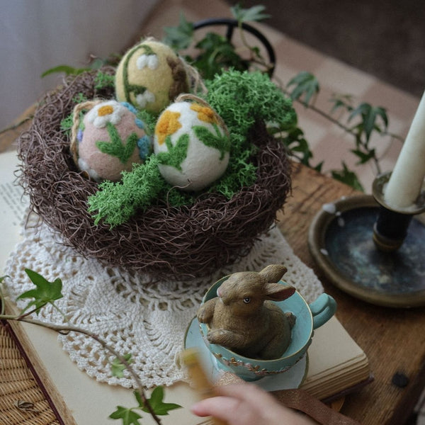 Artisan Easter Egg ornament Daffodil - White