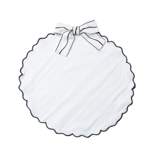 Bow Christmas placemat in cream white, featuring large, richly voluminous bows with elegantly scalloped edges, adding festive charm and sophistication to your holiday table.
