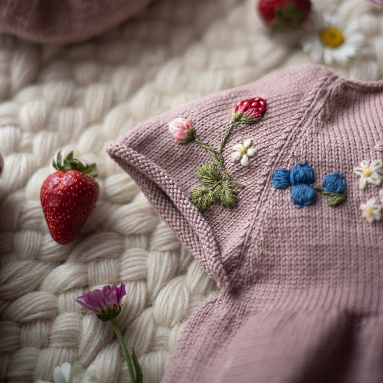 Shirley Bredal Strawberry ロンパース　いちご　刺繍 Strawberry romper (Cotton) - Dahlia | Shirley Bredal Online Shop