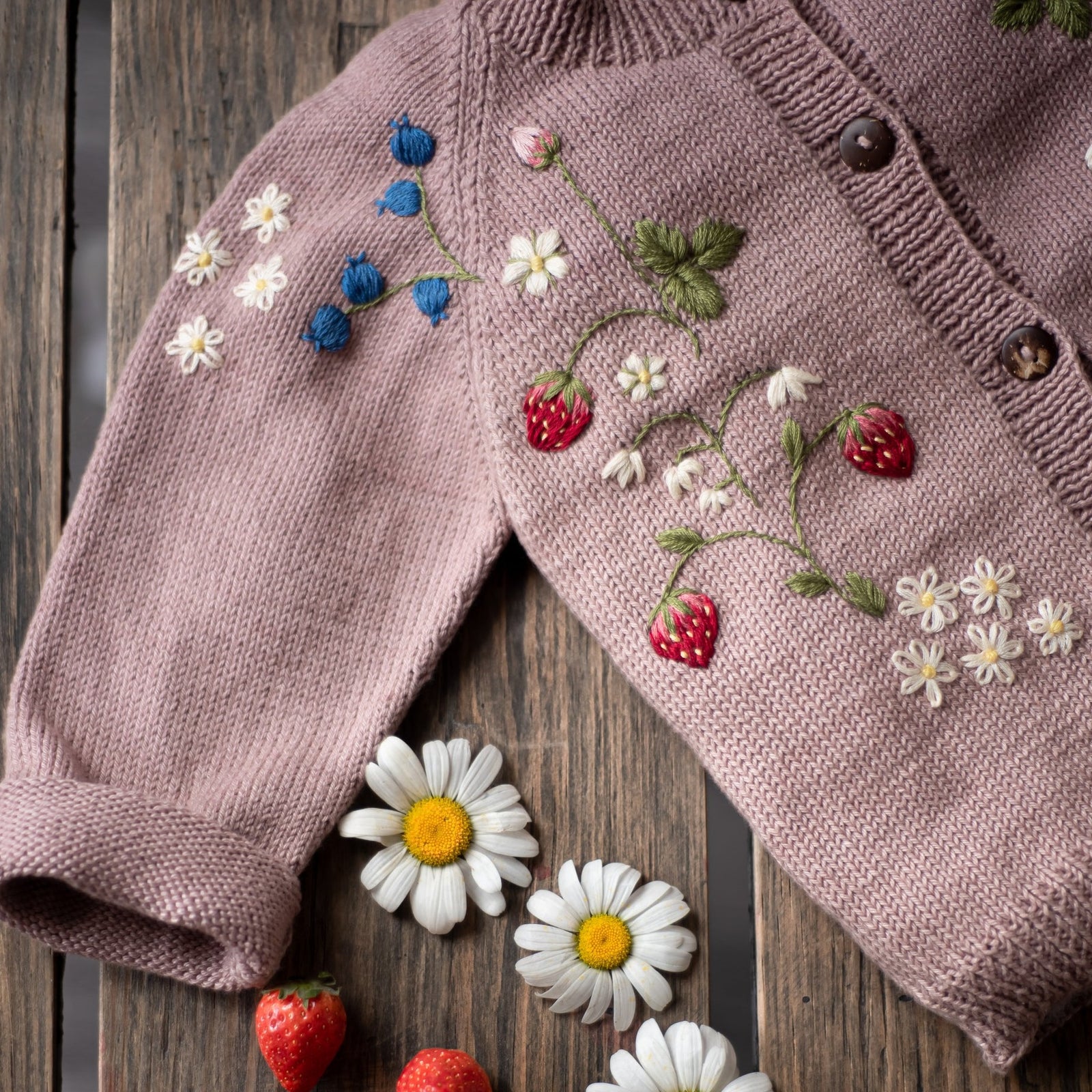 Shirley Bredal Strawberry ロンパース　いちご　刺繍 Shirley Bredal Strawberry ロンパース いちご 刺繍