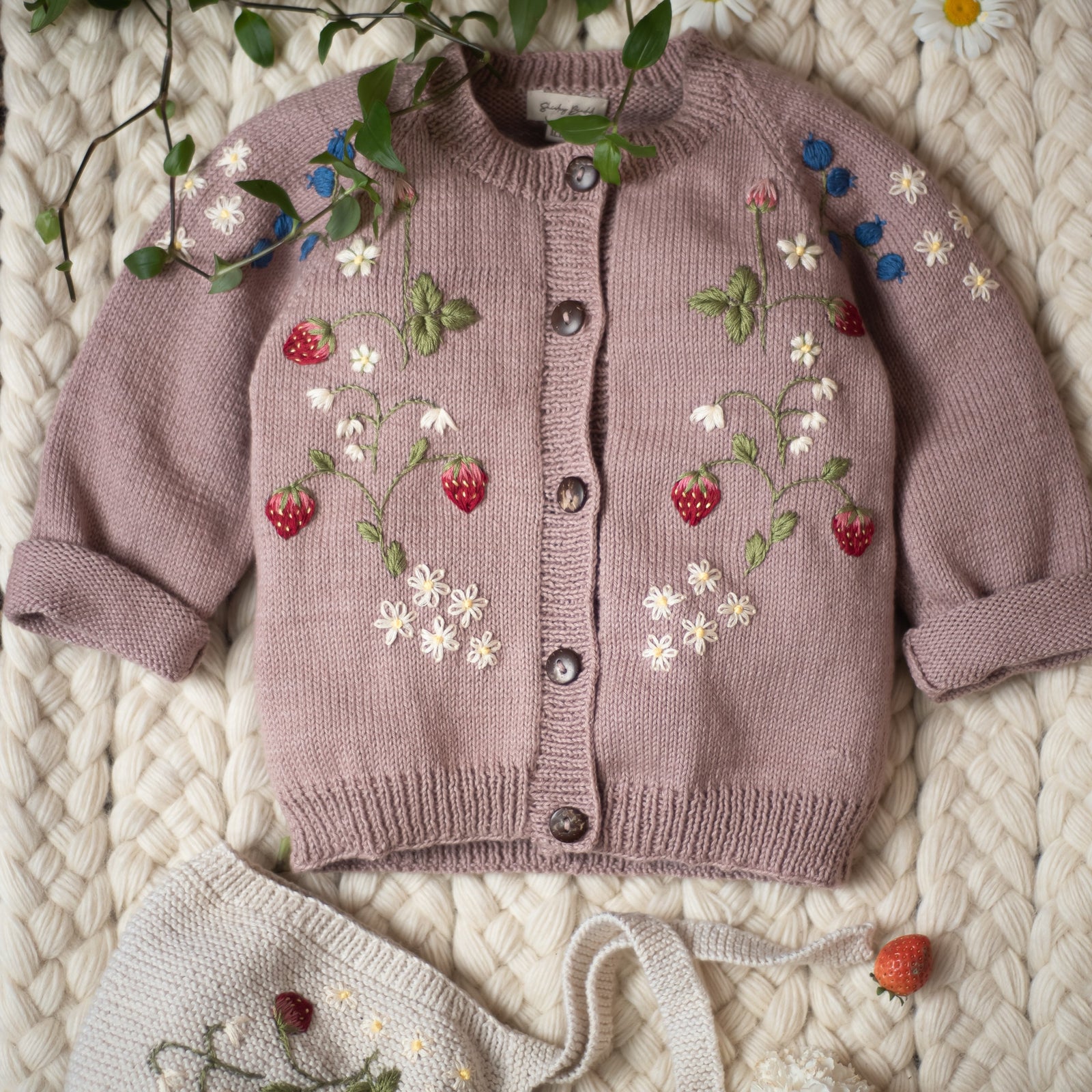Shirley Bredal Strawberry ロンパース　いちご　刺繍 Shirley Bredal Strawberry ロンパース いちご 刺繍