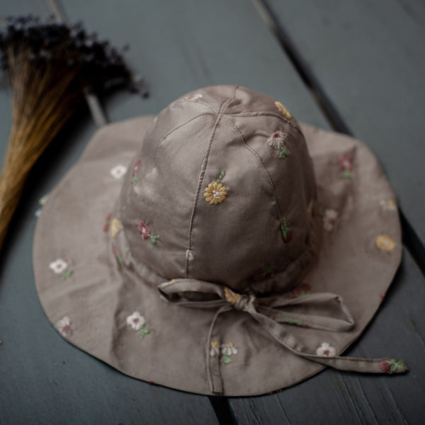 close up picture of uniqua sun hat taupe with flower 