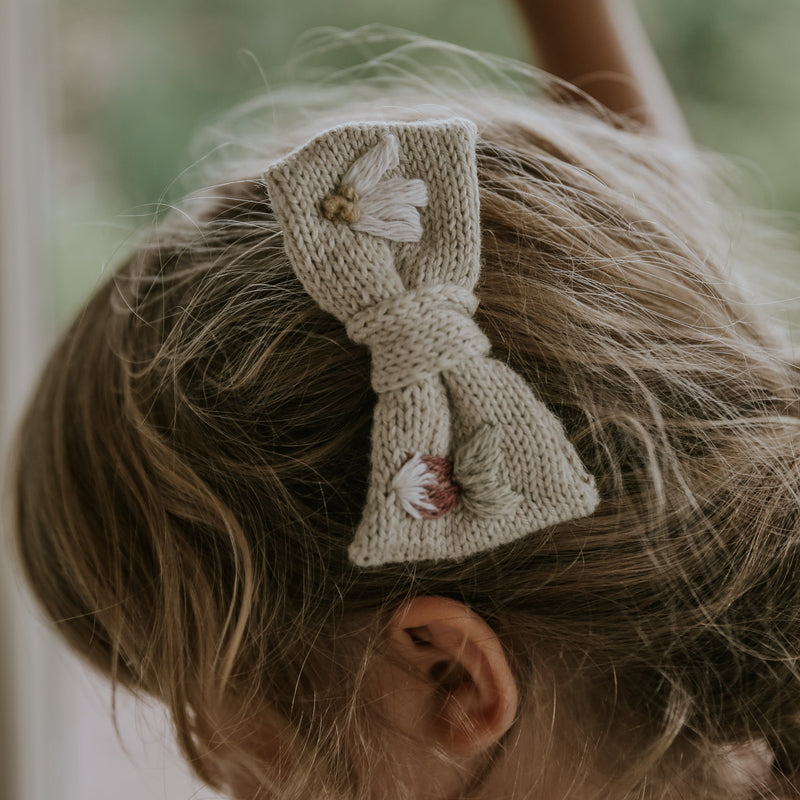 Floral knitted hairbow - Oats